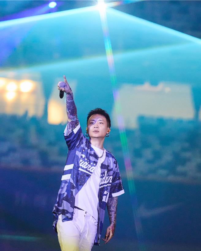 萧秉治首登大巨蛋表演，用心准备了四首夯曲。（相信音乐提供）