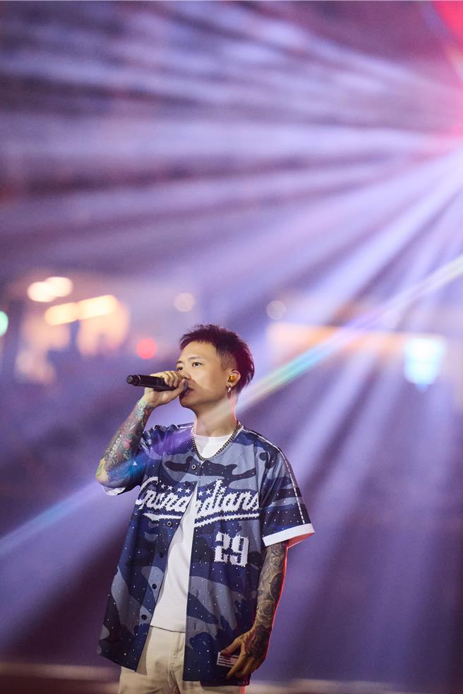 萧秉治首登大巨蛋表演，用心准备了四首夯曲。（相信音乐提供）