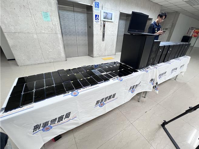 警方查扣到电脑、手机等赃证物。(翻摄照片／林郁平台北传真）
