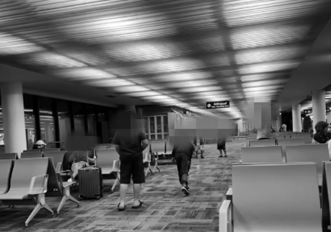 4個台灣小孩在泰國曼谷的廊曼國際機場玩球，引發兩派網友討論。（翻攝自爆料公社）