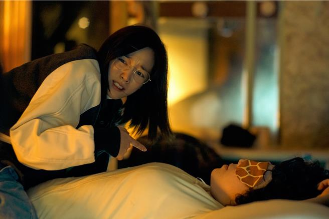 電影中王淨（上）為了找出必殺技，甚至練習鬼壓床。（牽猴子提供）