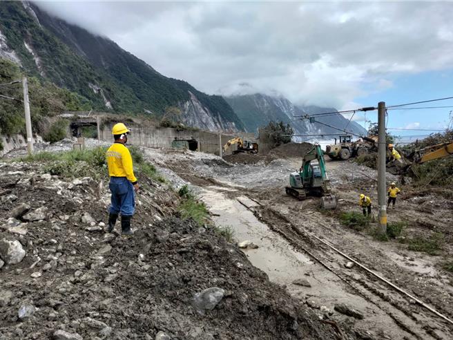 台铁和仁=崇德路段灾情最严重，持续抢修中。（台铁公司提供／蔡明亘台北传真）