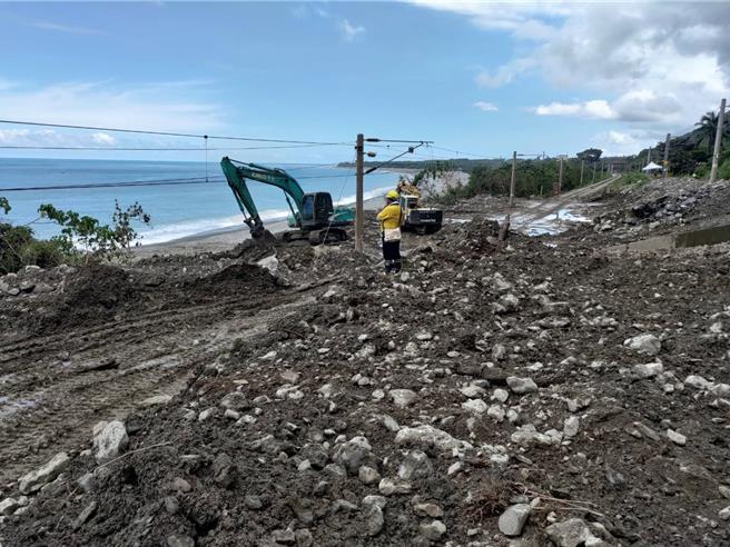 台铁北迴线4处仍有大量土石，台铁持续派员清理。（台铁公司提供／蔡明亘台北传真）