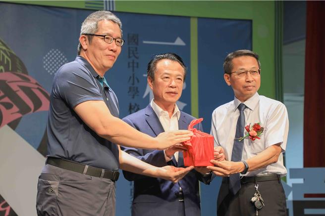 嘉義縣教育處今（30日）為113學年度國中小校長舉行布達交接典禮，今年共有5位校長退休。（嘉義縣政府提供／呂妍庭嘉義傳真）