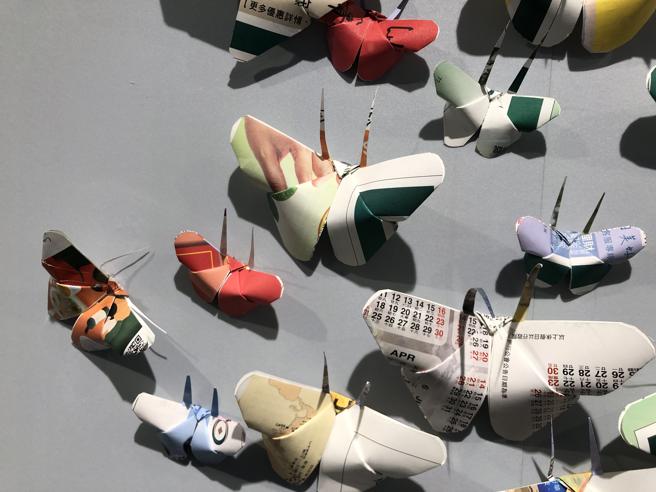 一銀員工發揮美編專長，以再生紙折出蝴蝶造型，打造出別具特色的「福蝶」牆面。（李錦奇攝）