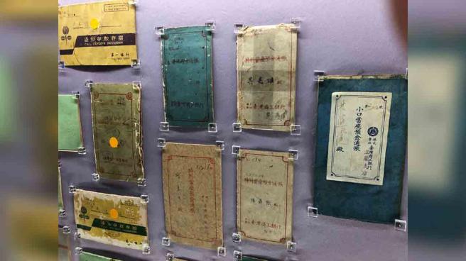 一銀永續金融館收藏了歷來不同時期的存摺，其中包括日治時期的臺灣商工銀行預金通帳。（李錦奇攝）