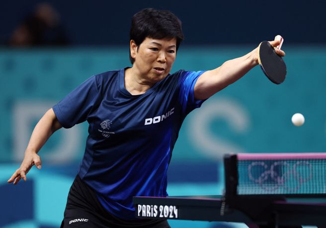巴黎奧運桌球女子單打項目，代表盧森堡參賽的61歲「桌球阿嬤」倪夏蓮闖入32強。(圖/路透)