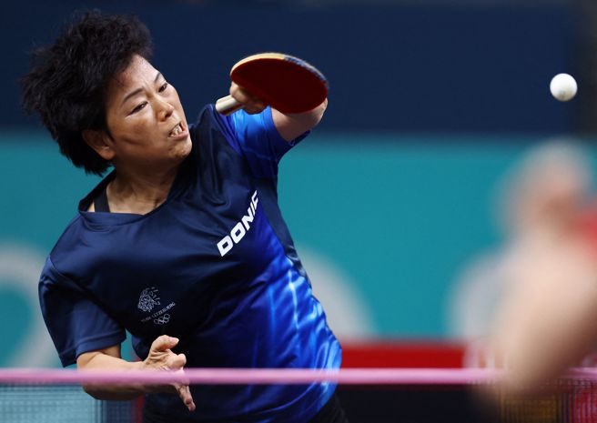 巴黎奧運桌球女子單打項目，代表盧森堡參賽的61歲「桌球阿嬤」倪夏蓮闖入32強。(圖/路透)