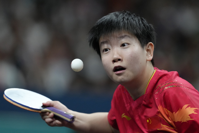 巴黎奧運桌球女單項目，大陸球后、世界排名第一的孫穎莎闖入32強，將對上61歲的桌球阿嬤倪夏蓮。(圖/美聯社)