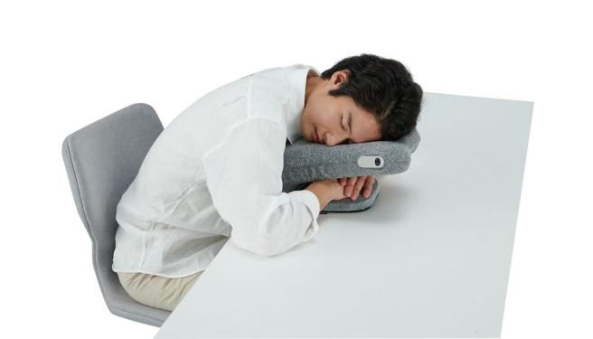 可折迭多角度使用的Lourdes午睡枕，2280元。（台隆手创馆提供）