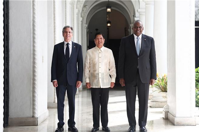 美国务卿布林肯和美国防部长奥斯汀，30日在马尼拉与菲律宾总统小马可仕举行会谈。（路透社）
