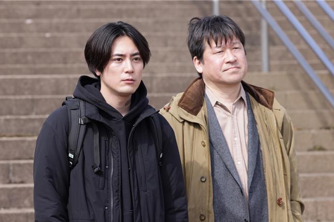 《诡异之家》找来间宫祥太朗（左）、佐藤二朗主演。（车库娱乐提供）