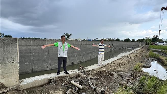 台南后壁今（30）日有农民巡田，意外发现一处排水护岸溃堤，出现一个约20公尺长、约1公尺高的大破口。（张毓翎摄）