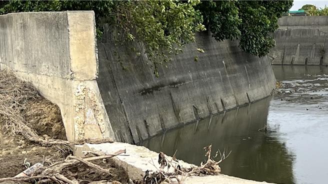 由于破口断面未见任何钢筋，当地居民质疑是「豆腐渣工程」。（张毓翎摄）