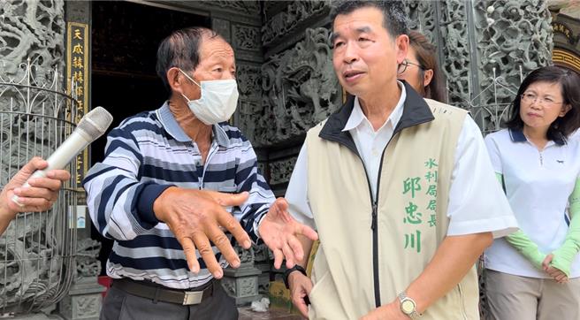 台南市政府水利局局长邱忠川（中）亲自到场说明相关工程抢修情况，以及聆听乡亲的心声。（张毓翎摄）