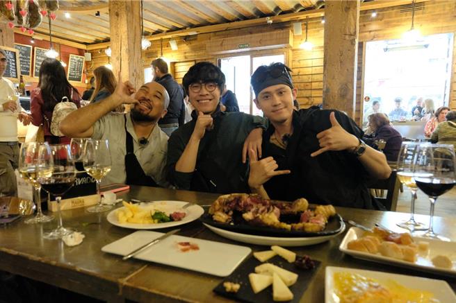 美麗本人（左起）、盧廣仲、李玉璽到西班牙走朝聖之路。（亞洲旅遊台提供）