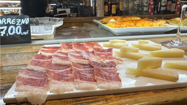 被3人形容好吃到不行的生火腿。（亞洲旅遊台提供）