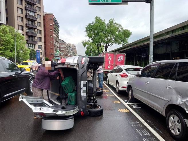 蔡姓男子（70歲）駕駛自小客車沿著中正北路朝蘆洲方向行駛時，疑因天雨視線不良，不慎向右偏移，擦撞路邊停放的兩輛自小客車後翻覆。（圖／警方提供）