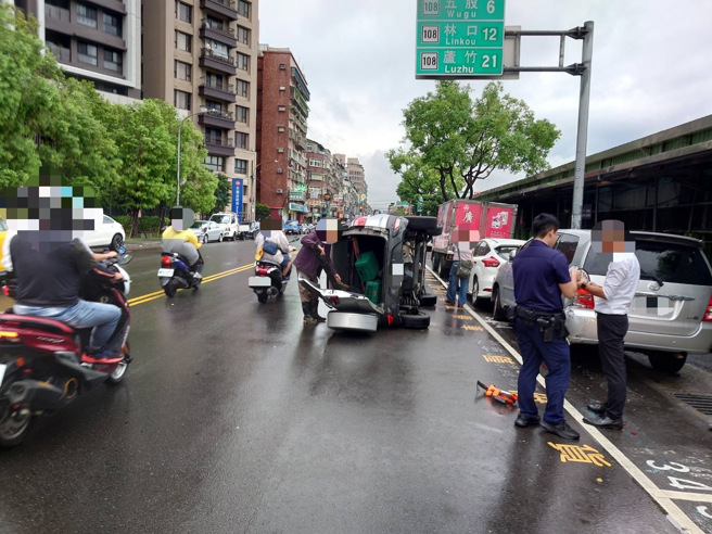 蔡姓男子（70歲）駕駛自小客車沿著中正北路朝蘆洲方向行駛時，疑因天雨視線不良，不慎向右偏移，擦撞路邊停放的兩輛自小客車後翻覆。（圖／警方提供）