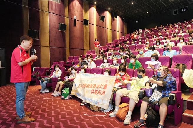 天主教中華聖母基金會今天帶課輔班親子到嘉義市秀泰影城看夯電影同樂。（中華聖母基金會提供／廖素慧嘉市傳真）