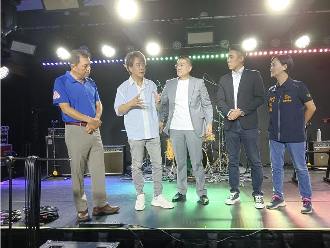 基隆市长谢国梁（中）邀请音乐人江志丰（左2）、民眾党新北市议员陈世轩（右2）共同参访「B'IN LIVE SPACE-KEELUNG」，期许这处空间成为培养基隆音乐人成长的摇篮。（张志康摄）