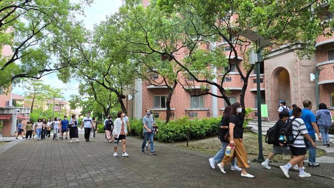 义守大学为培养AI人才,分别在校本部、台中及台北举办说明会,吸引许多学生和家长参观。(图片来源/义守大学提供)