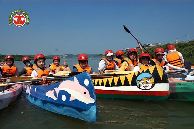 自造独木舟航行中港溪。（苗栗县政府提供／李京升苗栗传真）