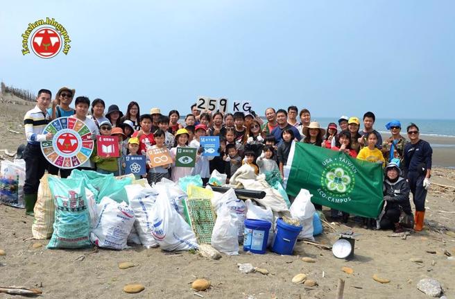 亲子净滩与永续海洋行动。（苗栗县政府提供／李京升苗栗传真）
