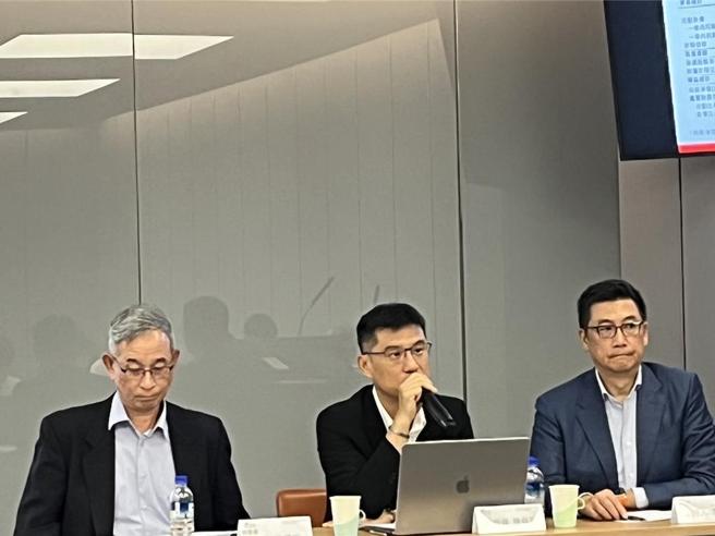 稳懋30日举行法说会，总管理处总经理陈舜平（图中）释出公司第二季获利表现及第三季业绩展望。图／郑郁平