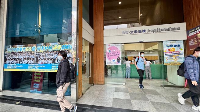 屹立高雄一甲子的重考班、力行文教机构今年有300多位学生，近日成绩出炉，预估可录取百位医科，至少5位能上台大医。（柯宗纬摄）