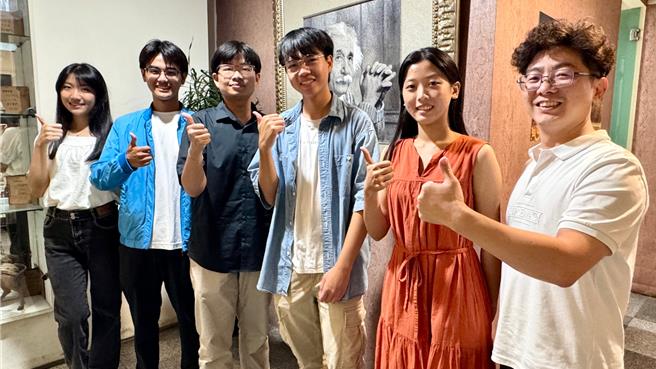 屹立高雄一甲子的重考班、力行文教机构今年有300多位学生，近日成绩出炉，预估可录取百位医科，至少5位能上台大医。（柯宗纬摄）