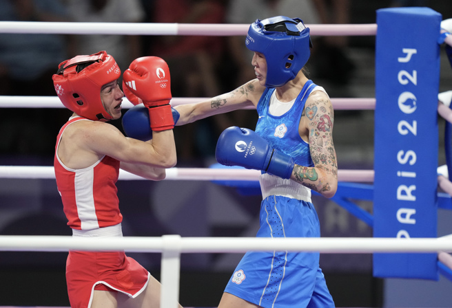 中华队拳击好手黄筱雯（右）在巴黎奥运女子54公斤级止步16强。（中华奥会提供）