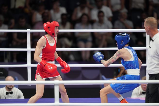 中华队拳击好手黄筱雯（右）在第三回合最后倒数阶段被对手踩到跌倒在地，但场上裁判认定击倒之后开始读秒。（中华奥会提供）