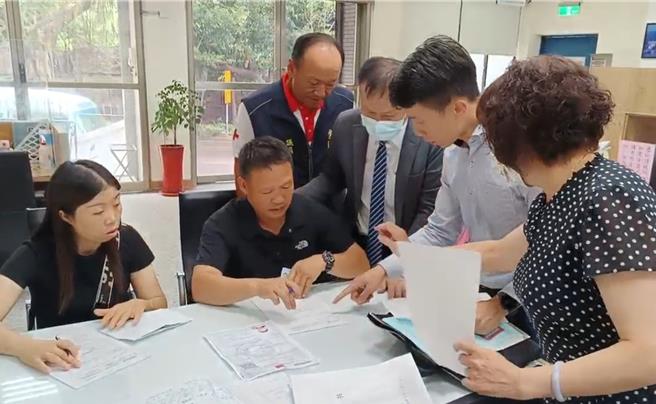 金门「0214事件」落幕，2位罹难的陆籍渔民遗体今日中午在家属完成公证手续后，与扣留之渔船一併送返陆方。(图／民眾提供)