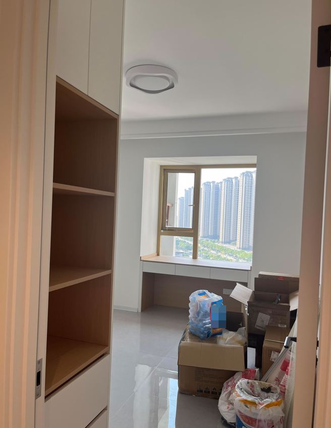 有人妻好不容易和老公合力买新房，并规划好卧室要给谁睡后，岂料，这样的规划却被公公打枪认为「怎没留大伯房间」。（图／翻摄自微博）