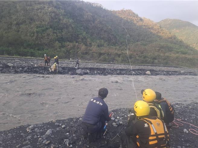 男子受困屏東瓦魯斯溪沙洲，救援人員以拋繩槍架設繩索營救。（屏東縣消防局提供／羅琦文屏東傳真）