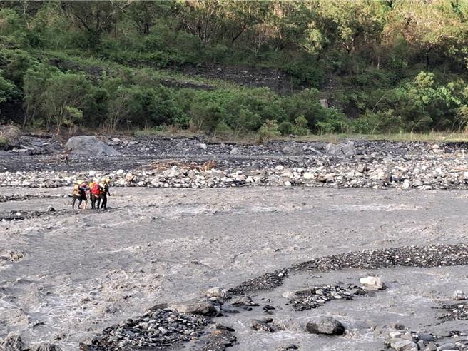 男子受困沙灘，歷經近2小時營救，順利脫困。（屏東縣消防局提供／羅琦文屏東傳真）