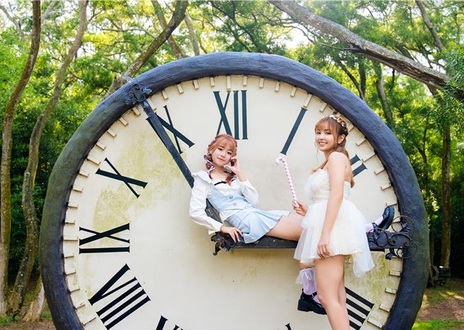 新人欣菲SINBY(左)推出新歌，徐凯希跨刀相挺。（品緁娱乐提供）