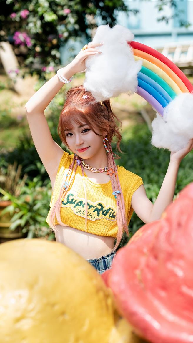 新人欣菲SINBY推出新歌，徐凯希跨刀相挺。（品緁娱乐提供）