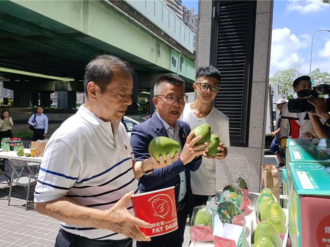 「传爱花莲振兴柚农」记者会今于台中举行，农粮署副署长姚志旺感谢胖老爹及蓝天合作社协助农民销售文旦柚。（陈淑娥摄)