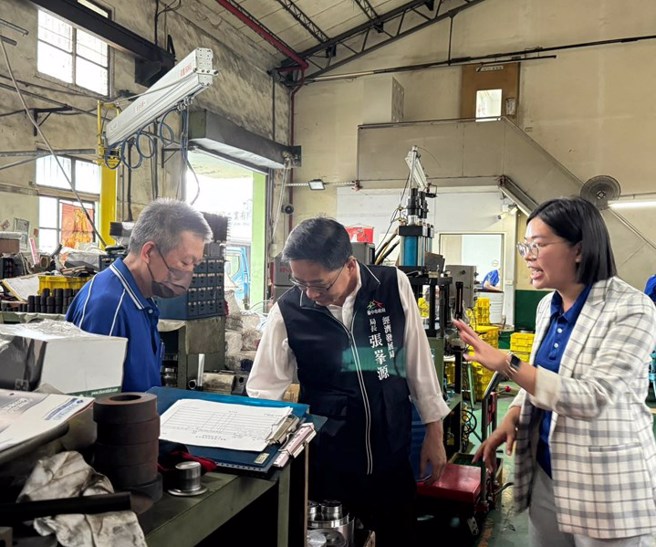 经济发展局长张峯源率队访视厂商。图/台中市政府提供