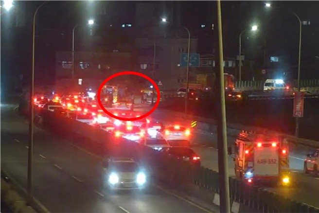 台北市環河南快速道路往南桂林路發生火燒車。（翻攝畫面）