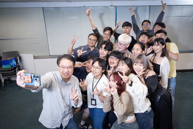 青年部實習生結業 林右昌指這麼做 執政才有意義。民進黨提供