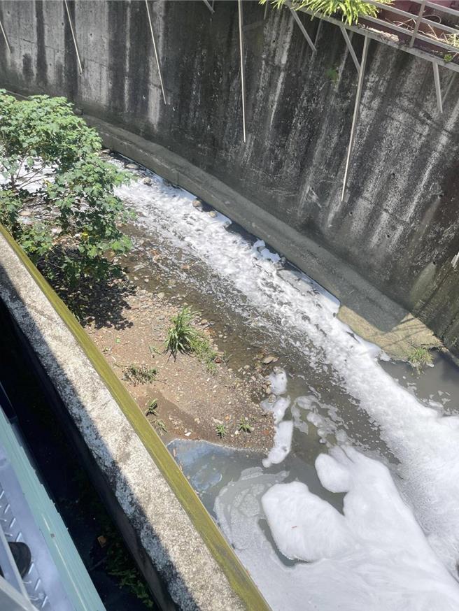 太平區甲堤路476-7號旁溝渠30日遭排放泡沫廢水汙染。（江和樹提供／馮惠宜台中傳真）