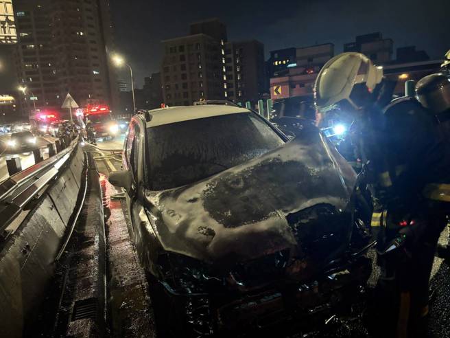 台北市環河南快速道路往南桂林路發生火燒車。（翻攝畫面）