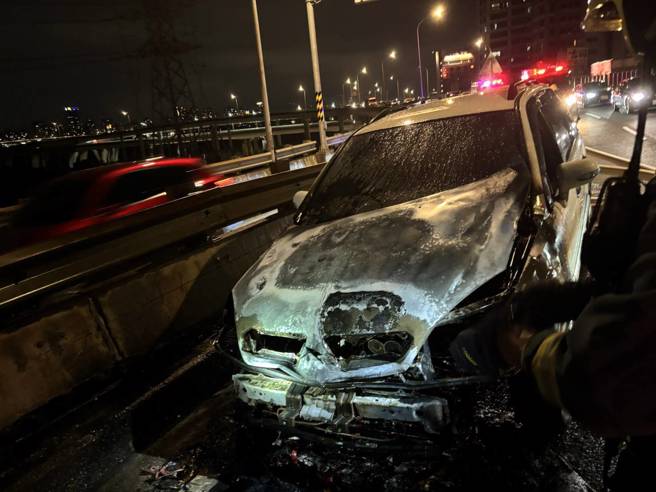 台北市環河南快速道路往南桂林路發生火燒車。（翻攝畫面）