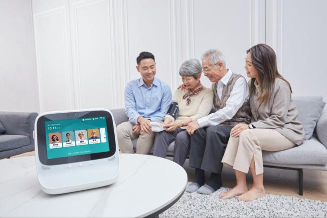 健康小站HealthHub一鍵測量家中長輩慢性病數據，子女忙碌在外也能遠端關心，走入居家精確管理全家人的健康。圖/業者提供