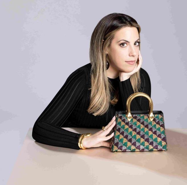 宝格丽新任皮革配件创意总监Mary Katrantzou发布她操刀的首季力作Calla包。（BVLGARI提供）