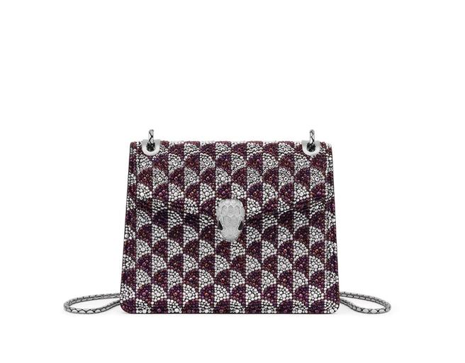 宝格丽Calla系列Serpenti Forever午夜梅果色水晶肩背包。（BVLGARI提供）