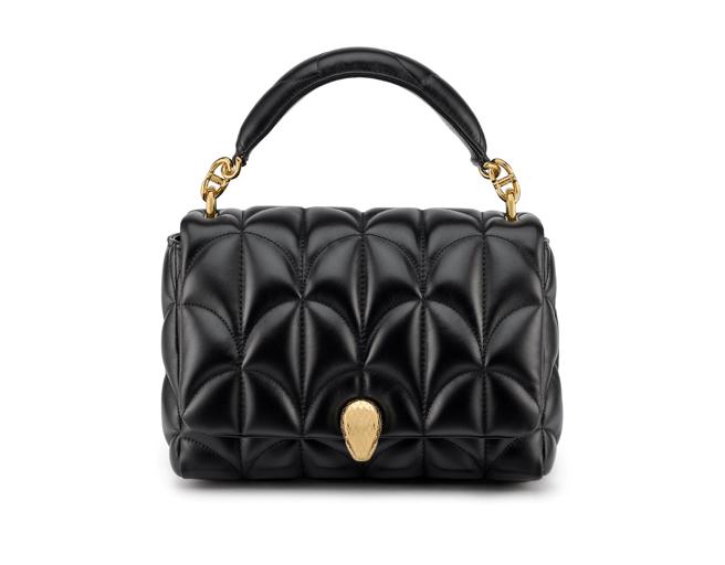 宝格丽Calla系列Serpenti Sugarloaf黑色手提包。（BVLGARI提供）